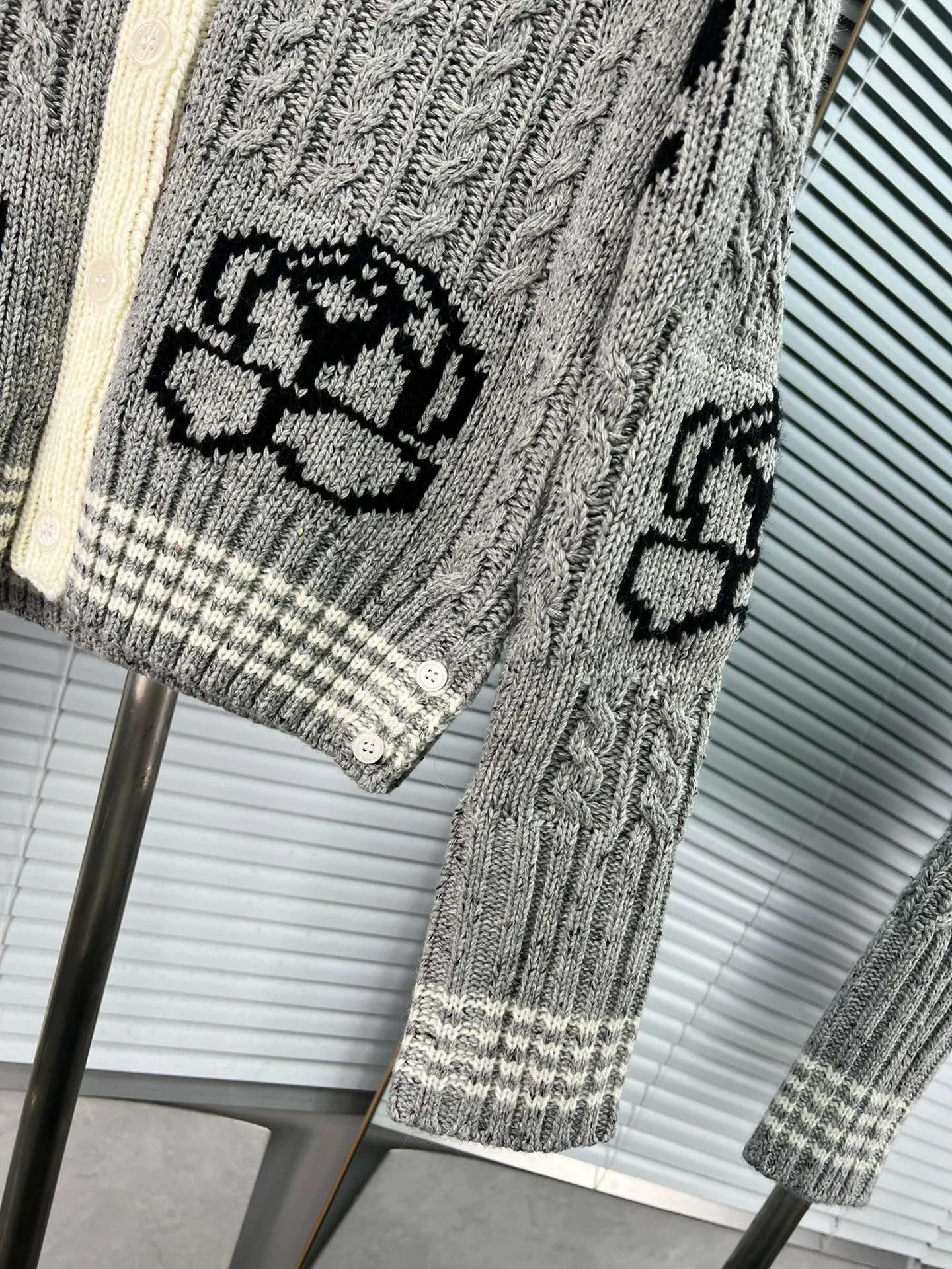 THOM BROWNE New Arrival 𝐃𝐞𝐭𝐚𝐢𝐥 ： TB ， ， ， ， ooookkkkkk ， ， ， ， T look jue 📍𝐂𝐨𝐥𝐨𝐮𝐫 ： 🆚Gray 📍𝐒𝐢𝐳𝐞Size：0.1.2 (S.M.L)